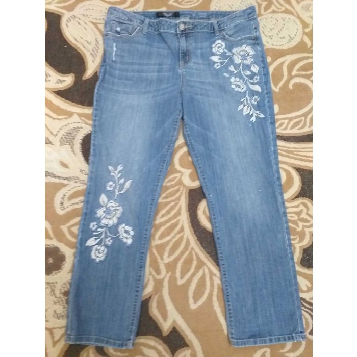 Simply Vera Vera Wang Mid Rise Capri Jeans with Floral Embellishment