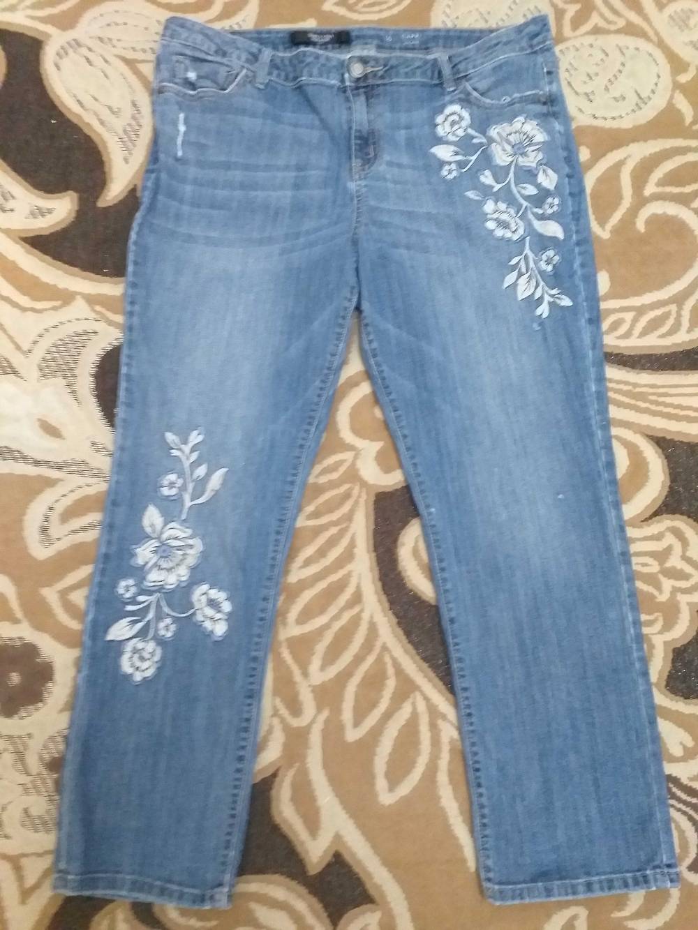 Simply Vera Vera Wang Mid Rise Capri Jeans with Floral Embellishment